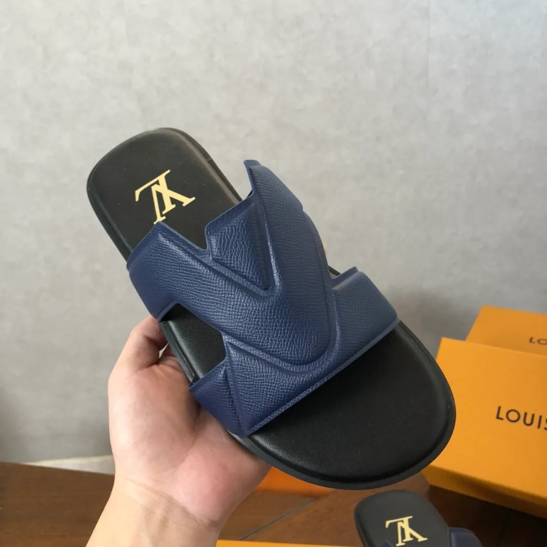 Factory price: 270💰LV counters are selling new brand luxury men's slippers, casual, loose and comfortable. The must-have model in the picture above [Happy][Happy], multiple colors available Size: 38-44, customized 45